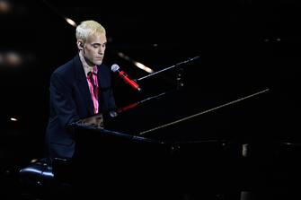 (KIKA) - SANREMO - Ad aprire la quarta serata del Festival di Sanremo Ã¨ stata Noemi con You Make Me Feel Like a Woman di Aretha Frankylin, cantata da sola al pianoforte.Â Nella puntata dedicata alle cover, ecco gli altri artisti e i loroÂ duetti:Â Giovanni Truppi â   Nella mia ora di libertÃ  (di Fabrizio De AndrÃ©) con Vinicio CaposselaYuman â   My way (di Frank Sinatra) con Rita MarcotulliLe vibrazioni â   Live and let die (di Paul McCartney) con Sofia and The GiantsSangiovanni â   A muso duro (di Pierangelo Bertoli) con Fiorella MannoiaEmma â   Baby one more time (di Britney Spears)Gianni Morandi â   Medley con Mousse TElisa â   What a feeling (di Irene Cara)Achille Lauro â   Sei bellissima con Loredana BertÃ¨Matteo Romano â   Your songs (di Elton John) con Malika AyaneIrama â   La mia storia tra le dita (di Gianluca Grignani) con Gianluca GrignaniDitonellapiaga e Rettore â   Nessuno mi puÃ² giudicare (di Caterina Caselli)Iva Zanicchi â   Canzone (di Don Backy e Detto Mariano nella versione di Milva)Ana Mena â   Medley con Rocco HuntLa rappresentante di lista â   Be my baby (di The Ronettes) con Cosmo, Margherita Vicario e GinevraMassimo Ranieri â   Anna verrÃ  (di Pino Daniele) con NekMichele Bravi â   Io vorrei, non vorrei ma se vuoi (di Lucio Battisti)ahmood e Blanco â   Il cielo in una stanza (di Gino Paoli)Rkomi â   Medley Vasco Rossi con Calibro 35Aka7even â   Cambiare (di Alex Baroni) con ArisaHighsnob e hu â   Mi sono innamorato di Te (di Luigi Tenco) con Mr RainDargen D&#39;Amico â   La bambola (di Patty Pravo)Giusy Ferreri â   Io vivrÃ² senza te (di Lucio Battisti) con Andy dei BluvertigoFabrizio Moro â   Uomini soli (dei Pooh)Tananai â   A far l&#39;amore comincia tu (di Raffaella CarrÃ ) con Rose Chemical


