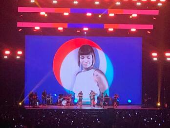 Alessandra Amoroso in concerto, fa vivere a Bologna una notte a colori