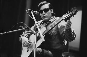 Puerto Rican singer and musician JosÃ© Feliciano performs at the Royal Albert Hall in London, UK, 5th March 1973. The composer of the popular Christmas song 'Feliz Navidad', Feliciano has been blind from birth.  (Photo by Evening Standard/Hulton Archive/Getty Images)