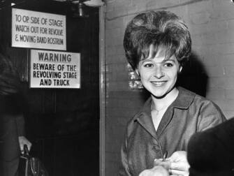 1964:  Popular American singer Brenda Lee, 'Little Miss Dynamite', backstage at the London Palladium, October 1964.  (Photo by Harry Thompson/Evening Standard/Getty Images)