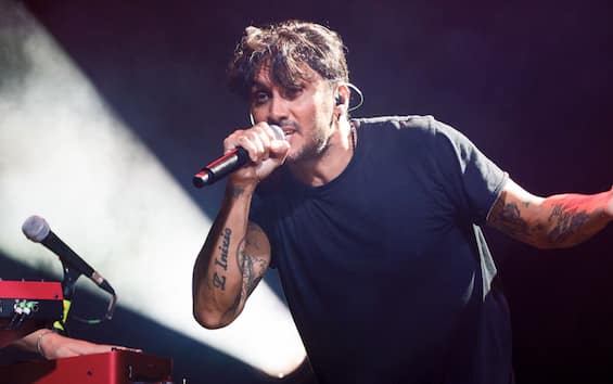 Fabrizio Moro in concert, announced the 2023 tour in theaters from Rome to Milan