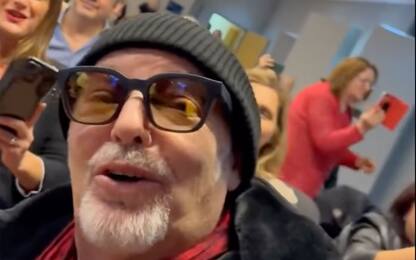 Vasco Rossi canta “Albachiara” alla scuola di musica di Zocca. VIDEO
