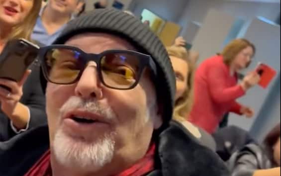 Vasco Rossi canta “Albachiara” alla scuola di musica intitolata a