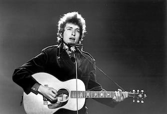 American folk-rock singer-songwriter Bob Dylan performing at BBC TV Centre, London, 1st June 1965. Dylan recorded two 35-minute TV programs for the BBC at the session. (Photo by Val Wilmer/Redferns)