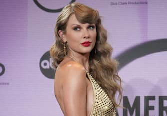 Taylor Swift at the 2022 American Music Awards - Press Room held at the Microsoft Theater in Los Angeles, CA on Sunday, ​November 20, 2022. (Photo By Sthanlee B. Mirador/Sipa USA)