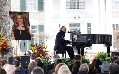 Axl Rose suona "November Rain" al funerale di Lisa Marie Presley