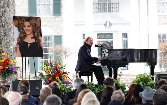 Axl Rose performs “November Rain” at Lisa Marie Presley’s funeral
