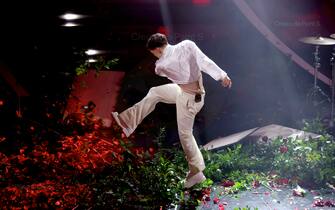 Sanremo 2023, Blanco destroys the roses on stage during the performance.  PHOTO