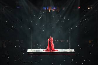 Super Bowl, pregnant Rihanna ignites the Halftime Show.  PHOTO