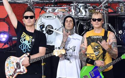 I Blink 182 rimandano il tour per via dell'infortunio di Travis Barker