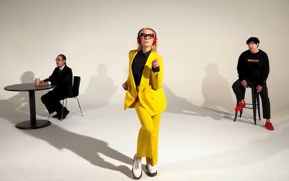 Cate Blanchett, balletto da Mercoledì nel nuovo videoclip degli Sparks