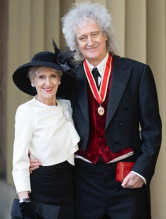 Investitures at Buckingham Palace.







Sir Brian May, CBE Guitarist with the Queen.

with his wife Anita Dobson.

14th March 2022

Buckingham Palace

London, Credit:David Rose / Avalon