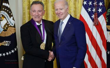 Bruce Springsteen ha ricevuto da Joe Biden la Medal of Arts. FOTO