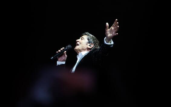 Gianni Morandi, published the video clip of the song Anna next door