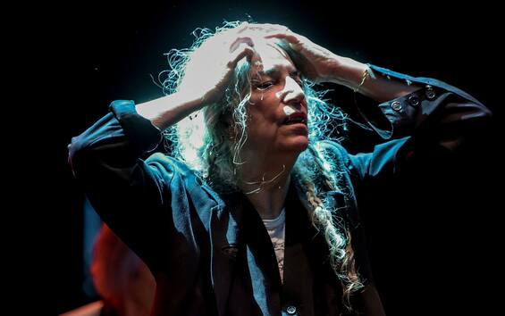 There are those who pretend to be a collaborator of Patti Smith and ask fans for locks of hair