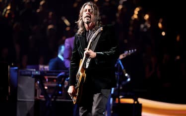 LOS ANGELES, CALIFORNIA - NOVEMBER 05: Dave Grohl performs onstage during the 37th Annual Rock & Roll Hall of Fame Induction Ceremony at Microsoft Theater on November 05, 2022 in Los Angeles, California. (Photo by Theo Wargo/Getty Images for The Rock and Roll Hall of Fame)