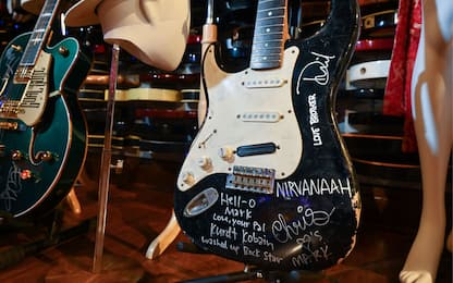 Kurt Cobain, chitarra distrutta venduta per quasi 600mila dollari