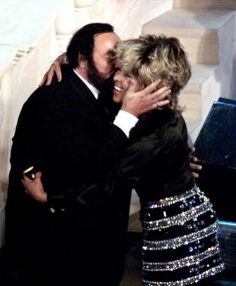20000222-SANREMO-SPE: MUSICA: 50/o FESTIVAL SANREMO; SECONDA SERATA.     Luciano Pavarotti saluta calorosamente Tina Turner, ospite internazionale al Festival, sul palco del Teatro Ariston.             CLAUDIO ONORATI / ANSA / PAL