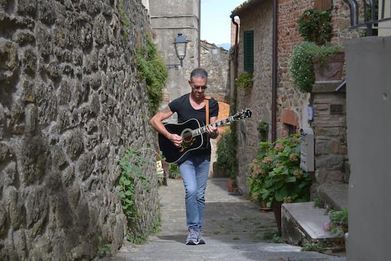 Ivan Francesco Ballerini sings “Forgotten Corners in the Streets of the World”: the video