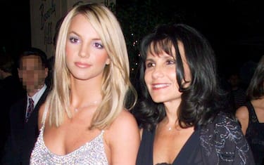 BEVERLY HILLS – FEBRUARY 22: Pop singer Britney Spears (L) with her mother Lynne Spears at the Arista Records Pre-Grammy Awards Party, Beverly Hills Hotel, Beverly Hills, California February 22, 2001.  (Photo by Dave Hogan/Getty Images)