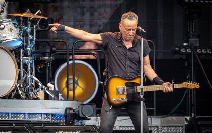 Bruce Springsteen inciampa e cade al concerto di Amsterdam. VIDEO