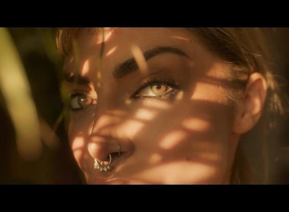 Adriana Hamilton tells an ambiguous love in Kaboom: anticipation