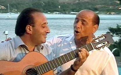 Silvio Berlusconi cantò Meglio 'na Canzone con Mariano Apicella. VIDEO