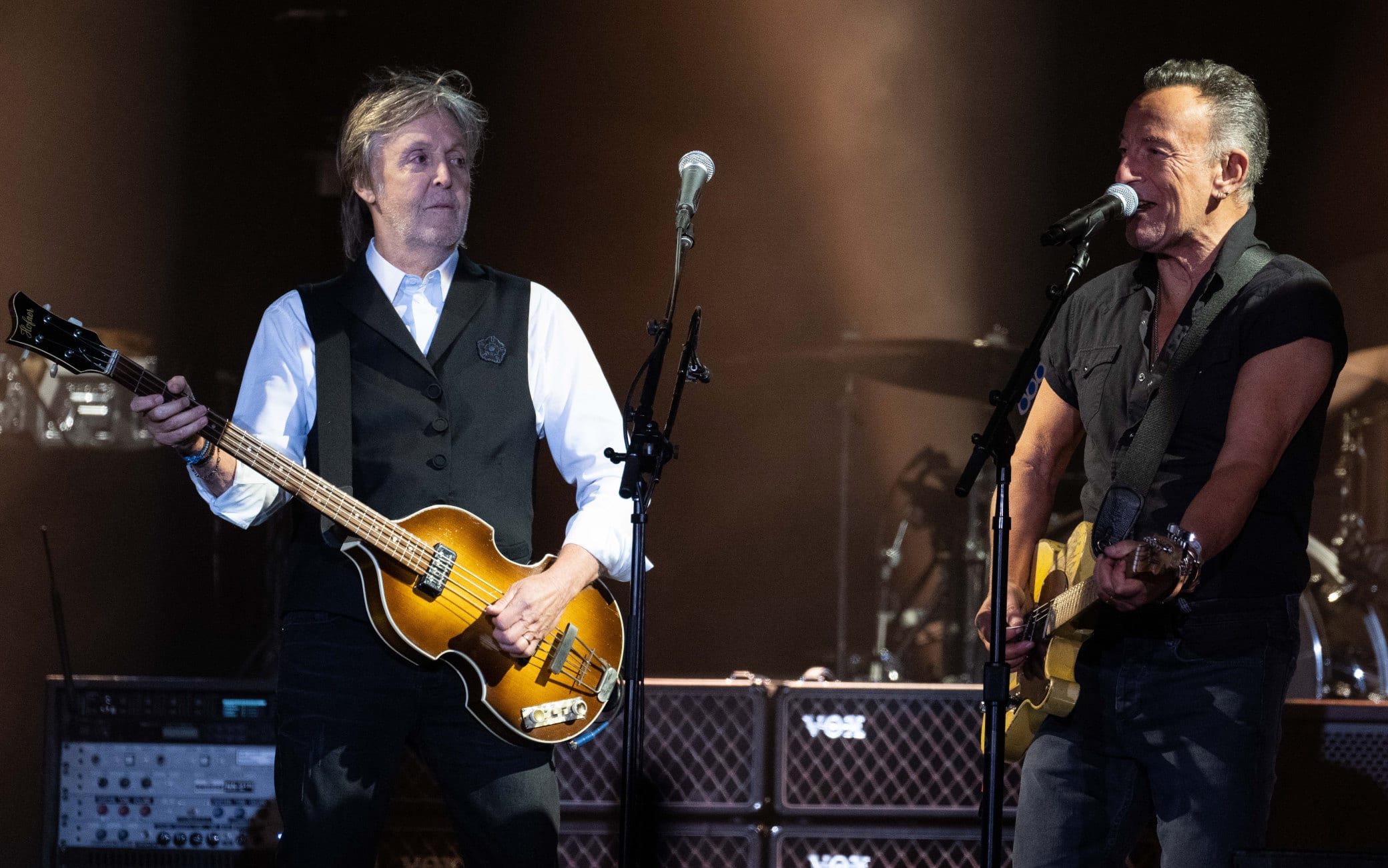 GLASTONBURY, ENGLAND - JUNE 25: Paul McCartney and Bruce Springsteen perform on The Pyramid Stage during day four of Glastonbury Festival at Worthy Farm, Pilton on June 25, 2022 in Glastonbury, England. (Photo by Harry Durrant/Getty Images)