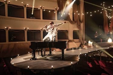 Mika, at a concert in Matera, takes a blind fan on stage to sing Stardust.