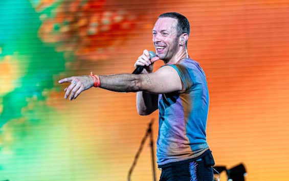 Coldplay sing Everybody, a Backstreet Boys cover during the concert in Sweden
