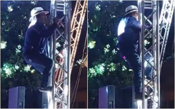 Al Bano climbs a pylon during the concert in Pomigliano d’Arco.  VIDEO