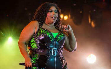 Lizzo, new lawsuit against singer for sexual and racial harassment