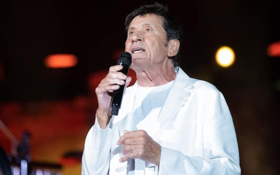 Gianni Morandi, impromptu concert on the plane