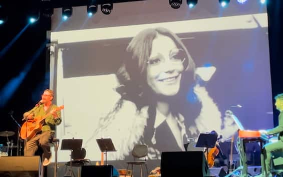 Happy Birthday Mimì, a party for Mia Martini.  Also on stage are Ermal Meta and Gaia