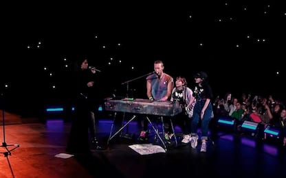 Selena Gomez, il duetto a sorpresa con i Coldplay. VIDEO