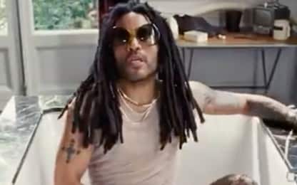 Lenny Kravitz nudo nel video del nuovo singolo mostra fisico scolpito