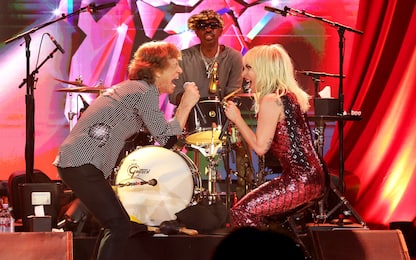 Lady Gaga a sorpresa sul palco con i Rolling Stones a New York. VIDEO