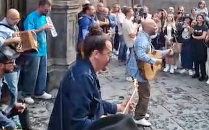 I Negramaro omaggiano Pino Daniele per le strade di Napoli. VIDEO