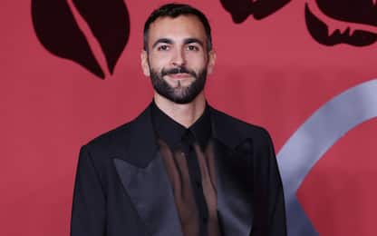 Marco Mengoni, il cantante scelto come star del Capodanno di Cagliari
