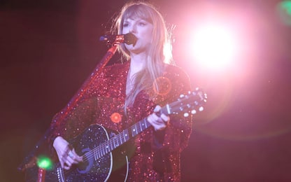 Taylor Swift canta Now That We Don't Talk per la prima volta. VIDEO