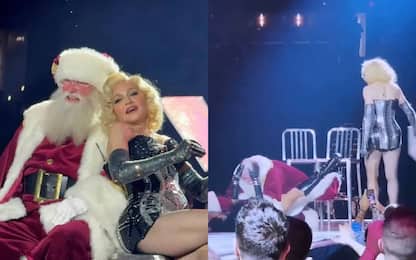 Madonna, un ballerino vestito da Babbo Natale cade durante il concerto