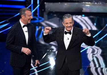 Sanremo, gag di Fiorello che riporta il 'Ballo del Qua Qua' sul palco