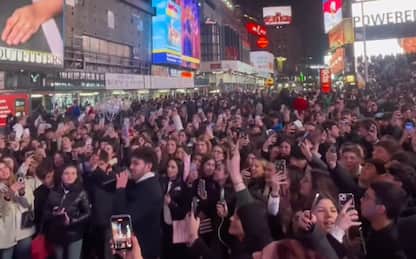 Cesare Cremonini, più di mille persone per il flash mob a Times Square