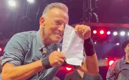 Bruce Springsteen firma la giustificazione per una fan