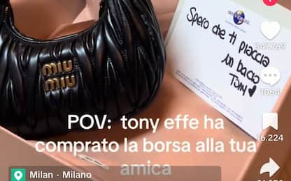 Tony Effe, una fan riceve in regalo una borsa Miu Miu. VIDEO