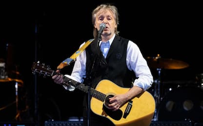 Paul McCartney, all'asta gli stivali indossati a Londra 2012