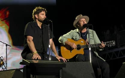 Bradley Cooper si è esibito con i Pearl Jam in California. VIDEO