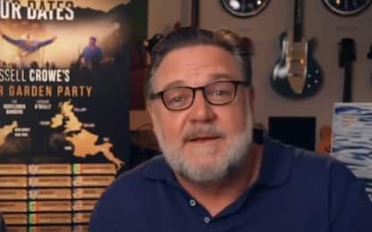 Russell Crowe canta Sarà perché ti amo dei Ricchi e Poveri, il video