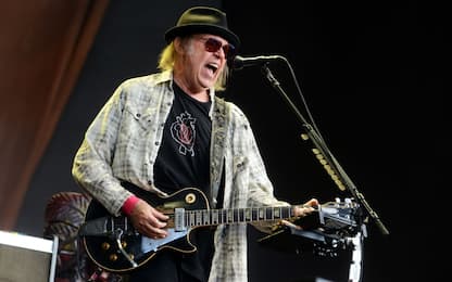 Neil Young sospende il tour con i Crazy Horse, malattie nella band