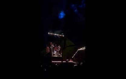 Glastonbury, Michael J. Fox sul palco coi Coldplay per suonare Fix You